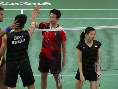 Ganda campuran Indonesia, Tontowi Ahmad/Liliyana Natsir, berhasil mengalahkan rekan senegaranya Praveen Jordan/Debby Susanto, pada laga perempat final Olimpiade 2016 di Rio de Janeiro, Brasil, Senin (15/8/2016). (Reuters/Marcelo Del Pozo)