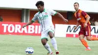 Pemain Surabaya United, Ilham Udin Armaiyn, mengontrol bola pada babak 8 besar Piala Jenderal Sudirman melawan Pusamania Borneo FC di Stadion Maguwoharjo, Sleman, Minggu (13/12/2015). (Bola.com/Nick Hanoatubun)