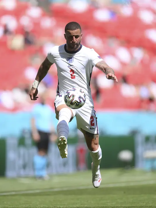 Bek Inggris, Kyle Walker mengontrol bola saat bertanding melawan Kroasia pada pertandingan grup D Euro 2020 di stadion Wembley di London, Minggu (13/6/2021). Dengan kemenangan ini,  Inggris bertengger di peringkat pertama grup D. (Laurence Griffiths, Pool via AP)