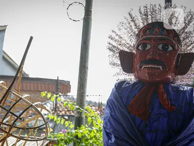 Perajin Ondel-ondel menyelesaikan pembuatan boneka khas Betawi itu di Kramat Pulo, Jakarta, Senin (7/6/2021). Jelang HUT DKI Jakarta ke-494, jumlah permintaan kesenian ondel-ondel meningkat. Eksistensinya pun masih terjaga hingga kini. (Liputan6.com/Faizal Fanani)