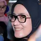 Bupati cantik Lebak Banten ini terus menebarkan senyumnya kepada para wartawan yang memburunya (Liputan6.com/Faisal R Syam).