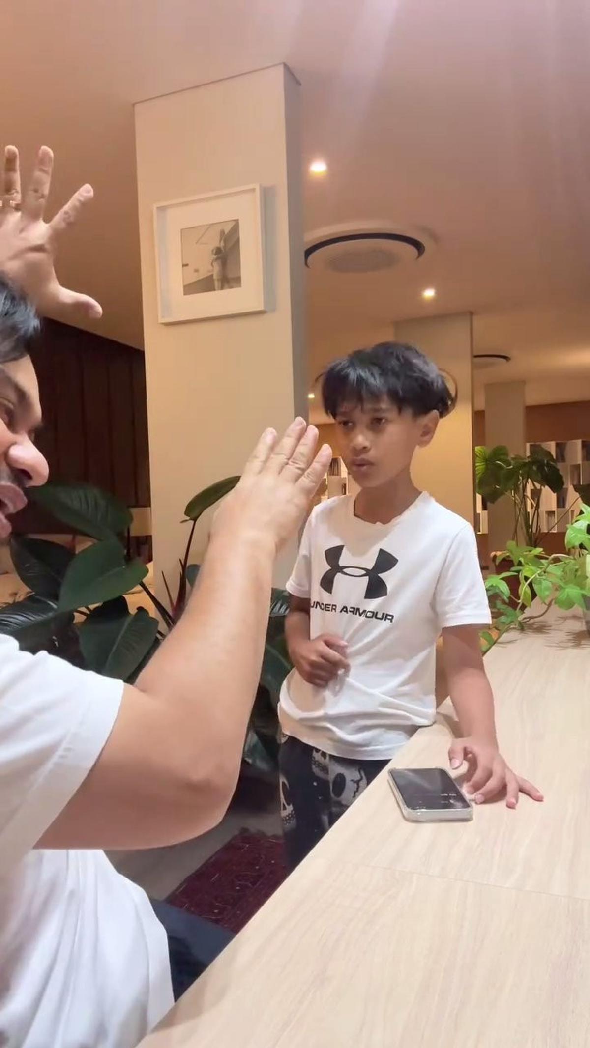8 Potret Anak Lelaki Tompi yang Punya Suara Merdu, Begini Momen saat Berlatih Dengan Sang Ayah