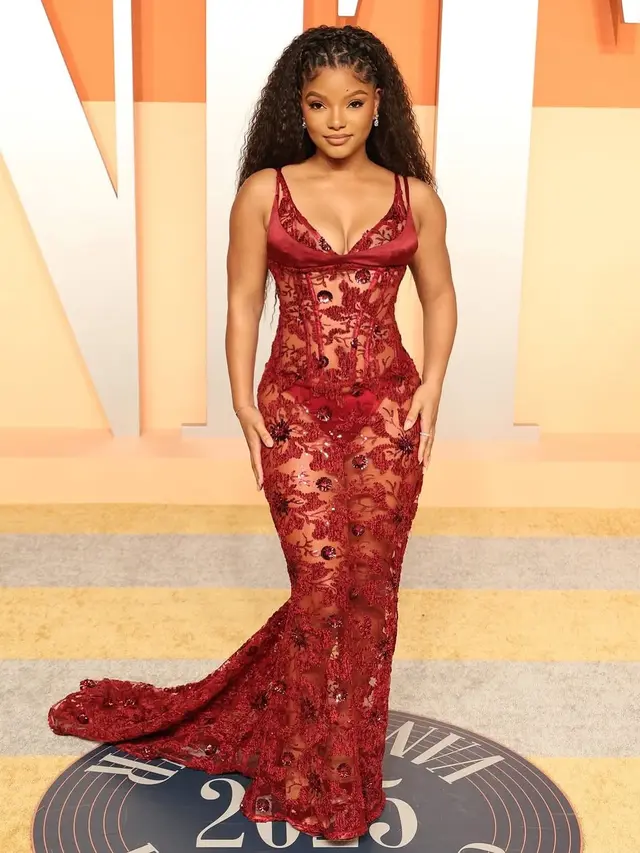 7 Adu Gaya Artis Pakai Lace Dress di Oscar 2025, Kendall Jenner hingga Lisa BLACKPINK Tampil Serba Hitam