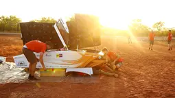 Anggota Nuon Solar Team dari Belanda menyiapkan kendaraan mereka yang bernama Nuna9 pada hari kedua balapan di Dunmarra, Australia (9/10). (AFP Photo/World Solar Challenge 2017/Mark Kolbe)
