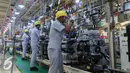 Pekerja merakit komponen mobil di PT TMMIN, Jakarta, Senin (9/5). Diharapkan industri komponen nasional tumbuh seiring dengan pertumbuhan industri otomotif, yang ditargetkan memproduksi hingga 2 juta unit per tahun. (Liputan6.com/Angga Yuniar)