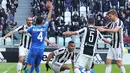 Ekspresi pemain Juventus usai mencetak gol ke gawang Sassuolo saat pertandingan Liga Italia Serie A di Stadion Allianz di Turin, Italia (4/2). Tampil di kandang sendiri, Juventus menguasai jalannya laga. (Alessandro Di Marco / ANSA via AP)