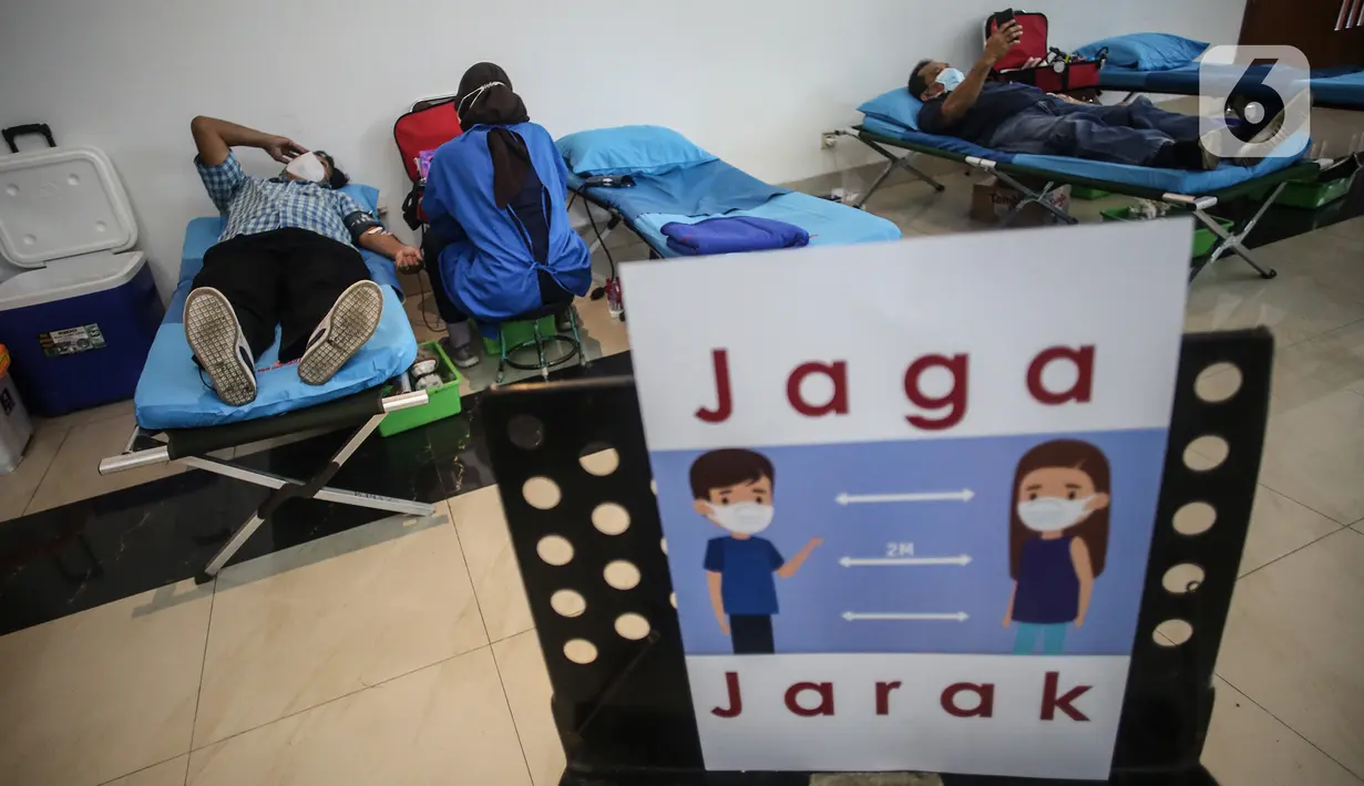 Warga dan jemaat mendonorkan darahnya dengan menerapkan protokol kesehatan di Gereja Protestan Indonesia Bagian Barat (GPIB) Effatha, Jakarta, Sabtu (14/8/2020). Kegiatan donor darah merupakan agenda rutin yang sempat terhenti akibat pandemi Covid-19. (Liputan6.com/Johan Tallo)