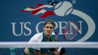 Roger Federer hanya kehilangan lima game saat menundukkan Leonardo Mayer di babak pertama AS Terbuka 2015.