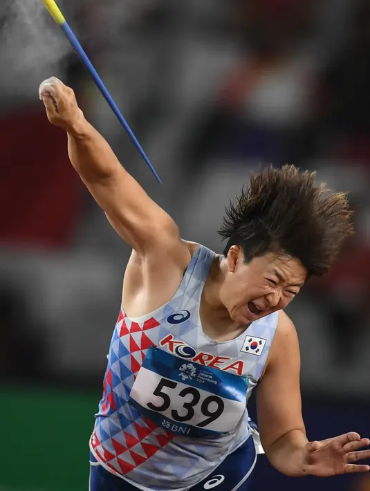 Atlet Korea, Gim Gyeong Ae tampil pada Final Lempar Lembing Putri Asian Games 2018 di Stadion Utama Gelora Bung Karno, Jakarta, Selasa (28/8). (ANTARA FOTO/INASGOC/Afriadi Hikmal/mes/18)