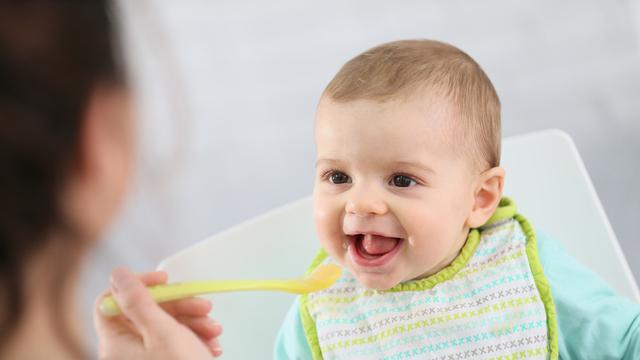 Ilustrasi memberi makan anak