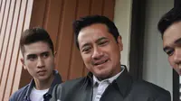 Ivan Fadilla datang ke Pengadilan Agama ditemani dengan anaknya (Liputan6.com/Panji Diksana).