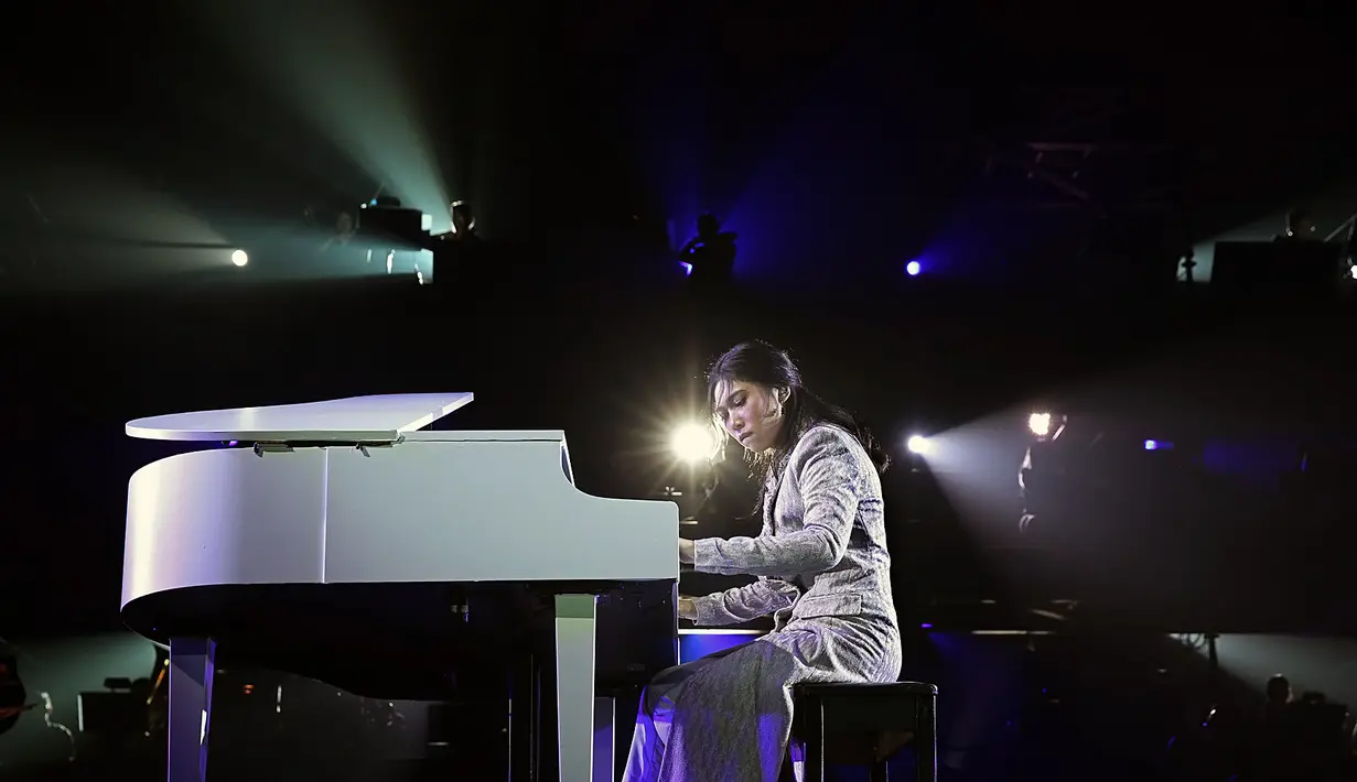 Bahkan ketika Isyana tampil membawakan lagunya yang berjudul Tegar, terbesit dalam benak Rossa tak ingin melanjutkan konser tunggalnya itu. Padahal saat itu Rossa tengah berada di belakang panggung sedang berganti kostum. (Bambang E.Ros/Bintang.com)