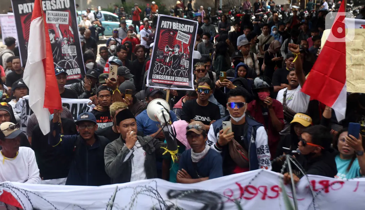 Dalam aksinya, pengunjuk rasa membawa poster dan spanduk berisi tuntutan mereka. (Liputan6.com/Helmi Fithriansyah)