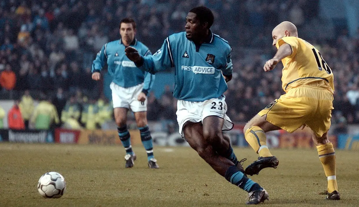 Marc-Vivien Foe yang telah tutup usia pada 26 Juni 2003 saat tengah berlaga di Piala Konfederasi 2003 tercatat pernah berlaga di Premier League selama 3 musim bersama West Ham United (1998/1999 dan 1999/2000) dan Manchester City (2002/2003). Ia mampu mencetak total 10 gol dalam rentang waktu tersebut, satu gol dicetak bersama The Hammers dan sisanya 9 gol bersama The Citizens. (AFP/Paul Barker)