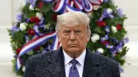 Presiden Donald Trump berpartisipasi dalam upacara peletakan karangan bunga peringatan Hari Veteran di Pemakaman Nasional Arlington di Arlington, Virginia, Rabu (11/11/2020). Ini adalah penampilan resmi di publik pertama untuk Trump sejak Pilpres AS beberapa hari lalu. (AP Photo/Patrick Semansky)