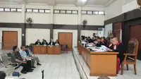 Sidang dugaan korupsi dalam proses akuisisi saham PT SBS oleh PT Bukit Asam di PN Palembang Sumsel (Liputan6.com / Nefri Inge)