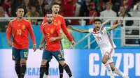 Pemain Maroko Mbark Boussoufa (kanan) melakukan protes saat melawan Spanyol dalam pertandingan Piala Dunia 2018 di Stadion Kaliningrad, Rusia (25/6). Dengan skor imbang 2-2, Spanyol juga keluar sebagai juara Grup B. (AP/Petr David Josek)