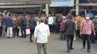Salah satu pasar tradisional yang menjadi tujuan blusukan orang nomor satu di Indonesia itu adalah Pasar Bakti, Kecamatan Medan Area, Kota Medan. Begitu tiba di Pasar Bakti, Jokowi beserta rombongan langsung disambut teriakan masyarakat.