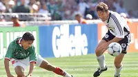 Lothar Matthaus. Eks gelandang bertahan Jerman berusia 61 tahun ini hingga kini tercatat sebagai pemain dengan penampilan terbanyak di putaran final Piala Dunia sepanjang sejarah. Ia total tampil dalam 25 laga bersama Timnas Jerman pada 5 edisi Piala Dunia, mulai 1982 hingga 1998 dengan torehan 6 gol dan 1 assist. Dari 3 kali mencapai final, 1982, 1986 dan 1990 ia mampu meraih gelar juara pada edisi 1990 saat Jerman menang 1-0 atas Argentina. (AFP/Omar Torres)