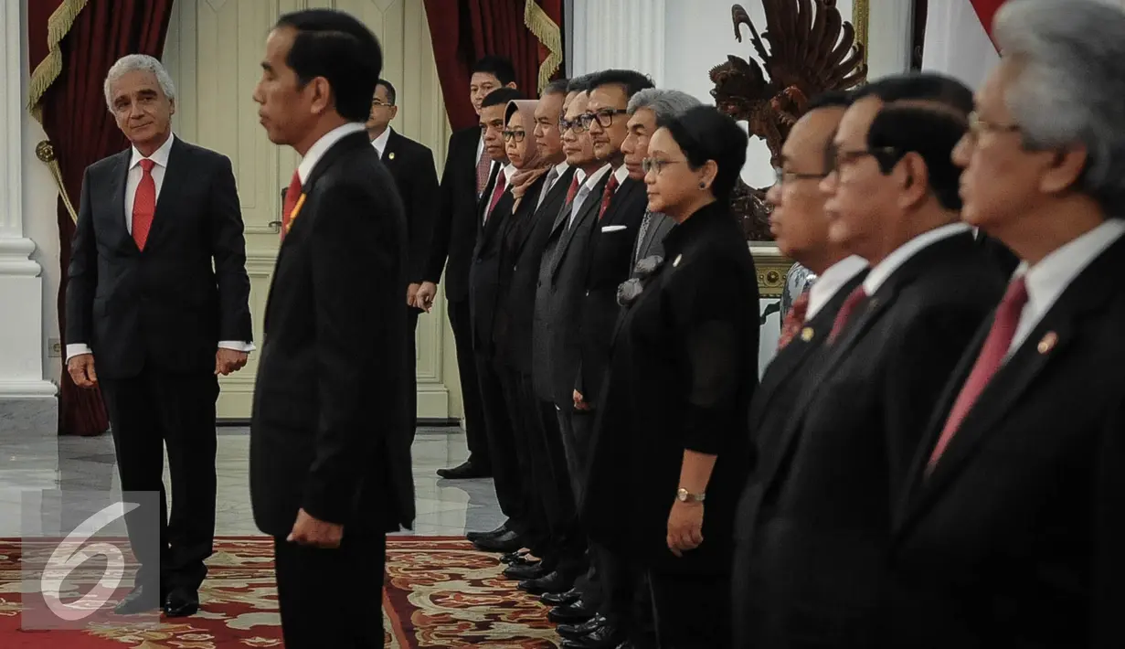 Mehmet Kadri Sander Gorboz, Dubes LBBP Republik Turki (kiri) usai menyerahkan surat-surat kepercayaan Duta Besar Luar Biasa dan Berkuasa Penuh (LBBP) untuk Republik Indonesia di Istana Merdeka, Jakarta, Selasa (4/10). (Liputan6.com/Faizal Fanani)