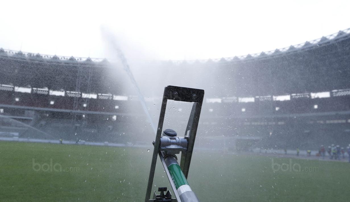 Suasana penyiraman rumput di SUGBK, Senayan, Jakarta, Selasa (8/8/2017). SUGBK menggunakan rumput jenis Zoysia matrella yang merupakan rumput standar FIFA untuk stadion bertaraf internasional. (Bola.com/M Iqbal Ichsan)