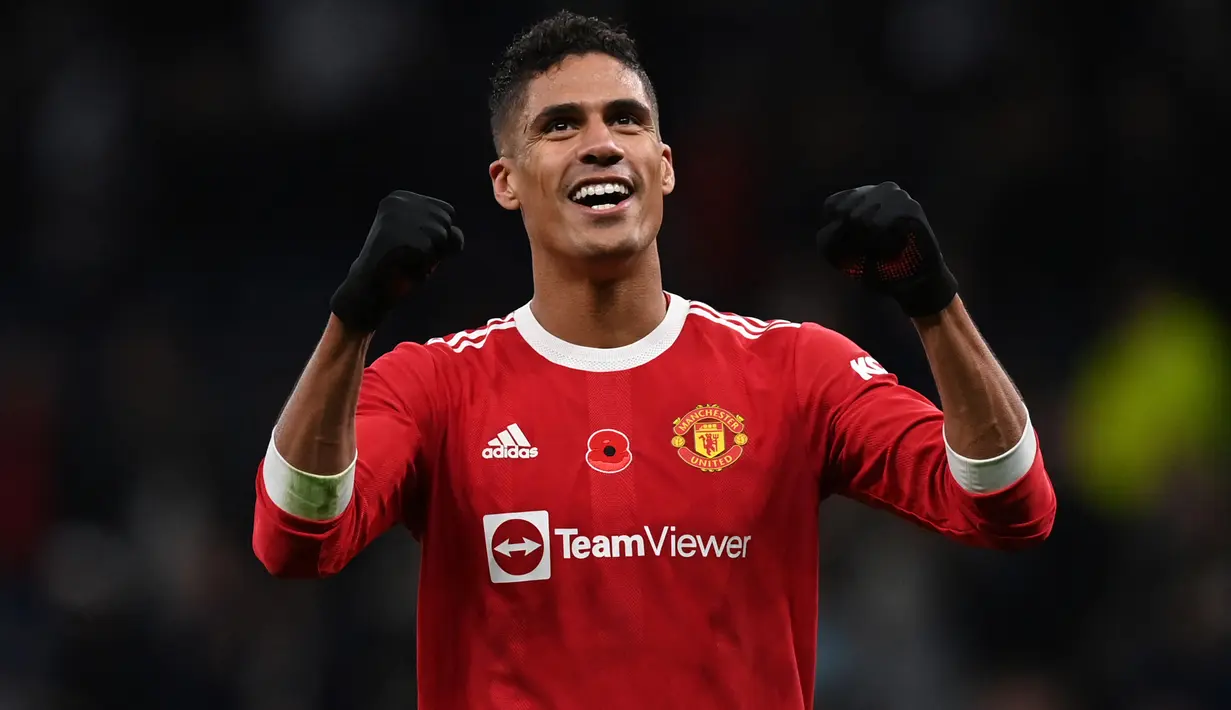 Raphael Varane. Bek tengah Prancis berusia 29 tahun yang baru semusim berseragam Setan Merah ini menjadi salah satu pemain termahal asal Prancis yang pernah didatangan Manchester United. Ia didatangkan pada awal musim 2021/2022 dari Real Madrid dengan nilai transfer 40 juta euro atau kini setara Rp613 miliar. Hingga kini ia total telah tampil dalam 28 laga bersama MU di semua ajang dengan torehan 1 gol dan 1 assist. (AFP/Glyn Kirk)