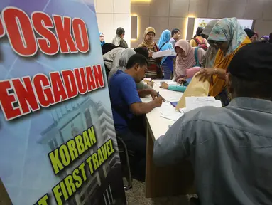 Korban dugaan penipuan perjalanan umrah First Travel mengisi formulir di Posko Pengaduan Korban PT First Travel Bareskrim Polri, Jakarta, Senin (21/8). Total lebih dari 1.200 calon jemaah umrah mendaftar ke Bareskrim. (Liputan6.com/Immanuel Antonius)