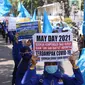 Para buruh dari berbagai aliansi membawa berbagai poster maupun bendera saat aksi memperingati Hari Buruh Internasional atau May Day di Jakarta, Sabtu (1/5/2021). Mereka meminta pemerintah untuk mencabut Omnibus Law dan memberlakukan upah minimum sektoral (UMSK) 2021. (Liputan6.com/Angga Yuniar)