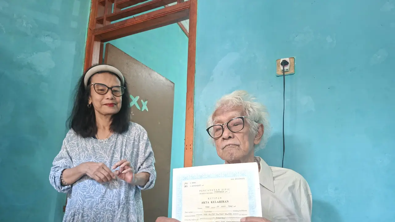 Heru Baskoro, putra Sayuti Melik, tinggal bersama istrinya, Treyzia Noviani, cucu Haji Agus Salim. Heru tampak menunjukkan bukti otentik dirinya merupakan anak dari Sayuti Melik. (Liputan6.com/Rifqy Alief)