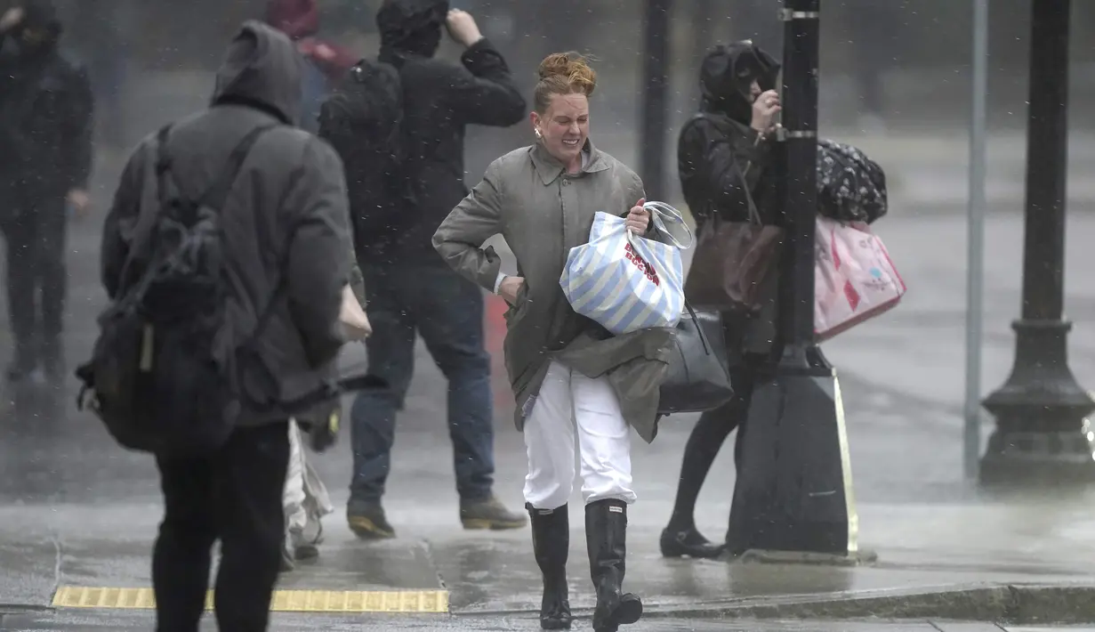 Layanan cuaca mengeluarkan peringatan banjir dan banjir bandang untuk New York City dan sekitarnya, sebagian Pennsylvania, bagian utara New York, Connecticut barat, Massachusetts barat, dan sebagian Vermont, New Hampshire, dan Maine. (AP Photo/Steven Senne)
