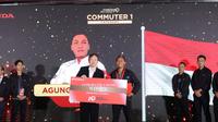 Agung Prasetyo (kanan) menerima penghargaan dari Senior Manager of Motorcycle Service Division Asian Honda Motor, Prasert Vichitkulsawat (kiri) setelah menjadi juara pertama pada kategori Commuter 1 digelaran Honda Asia & Oceania Motorcycle Technician Skill Contest (AOC) 2024, Filipina (12/12) .