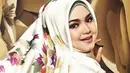 Usia kehamilan Siti saat ini sudah menginjak empat bulan. Dalam pengumumannya itu, Siti mengucapkan terima kasih serta permohonan maaf lantaran selama beberapa bulan ini menolak tawaran pekerjaan. (Instagram/cdtk)