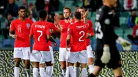 Timnas Inggris saat selebrasi gol Ross Barkley ke gawang Bulgaria pada kualifikasi Piala Eropa 2020 di Vassil Levski Stadium, Sofia (14/10/2019). (AFP/Nikolay Diychinov)