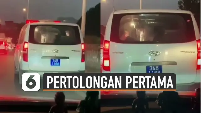 Perjuangan tenaga medis saat menolong pasien di mobil ambulans diabadikan oleh pengendara lain yang melintas di belakang mobil ambulans.