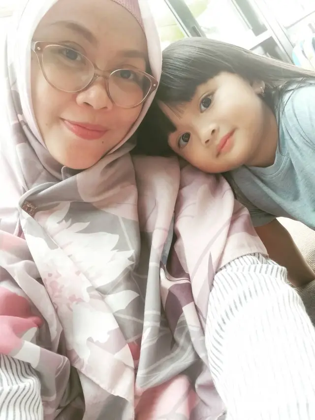 7 Potret Istri Mendiang Bani Seventeen yang Jadi Dokter Perangi Covid-19