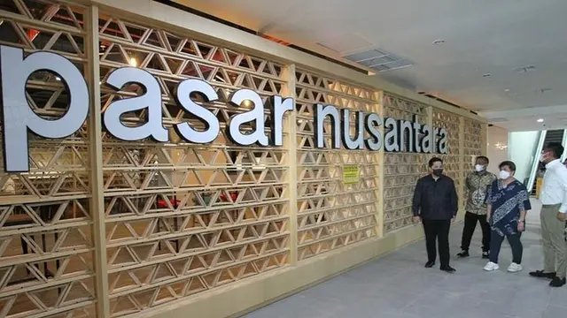 Menteri BUMN Erick Thohir mengunggah sejumlah foto dirinya berpose di sekitaran Gedung Sarinah