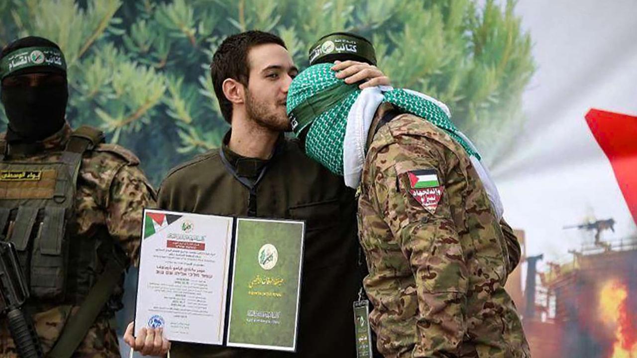 FOTO: Bikin Netanyahu Murka! Ini Momen Sandera Israel Cium Kening Pejuang Hamas yang Runtuhkan Propaganda Zionis