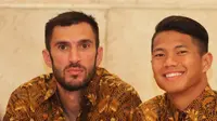 Vladimir Vujovic dan Achmad Jufriyanto mengenakan batik saat bertemu dengan Presiden Joko Widodo di Istana Negara, Senin (19/10/2015) sore. (Bola.com/Vitalis Yogi Trisna)