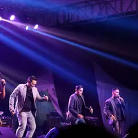 Selain Coboy, musisi 90-an  seperti Base Jam, P Project, Protonema, Bunglon,Bening, ME, Java Jive, Kla Project, Frente, Sweet Martabak, Neo, Iwa K turut memeriahkan gelaran konser ini. (Nurwahyunan/Bintang.com)