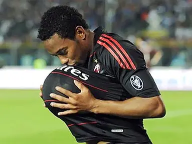 Gaya khas Robinho usai mencetak gol penentu kemenangan AC Milan atas Brescia dalam lanjutan Serie A di Stadio Mario Rigamonti, 23 April 2011. AFP PHOTO/ANDREAS SOLARO
