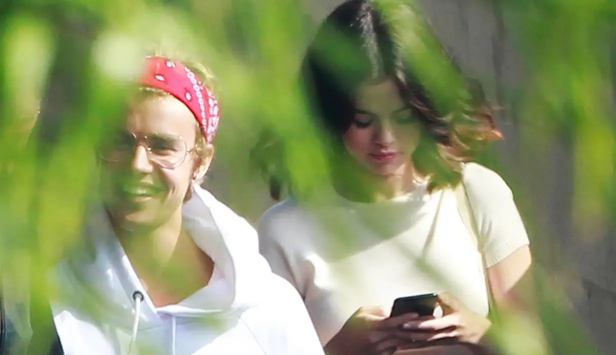 Justin Bieber dan Selena Gomez sendiri memang terlihat lebih romantis saat balikan tahun lalu. Kini mereka pun tengah berpisah sementara. (Billboard)