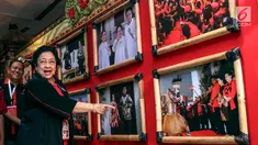 Ketua Umum PDI Perjuangan Megawati Soekarnoputri melihat pameran foto di lobi Inna Grand Bali Beach Hotel, Denpasar, Jumat (9/8/2019). Pameran foto bertema 'Kepemimpinan dan Kerakyatan Bersama PDI Perjuangan' menampilkan 25 foto terbaik karya perwarta foto. (Liputan6.com/Johan Tallo)