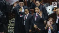 Calon presiden dan calon wakil presiden nomor urut 1 Anies Baswedan (kanan) dan Muhaimin Iskandar (kiri) melambaikan tangannya usai mengikuti jalannya sidang putusan perselisihan hasil Pilpres 2024 di Gedung Mahkamah Konstitusi, Jakarta, Senin (22/4/2024). (Liputan6.com/Angga Yuniar)