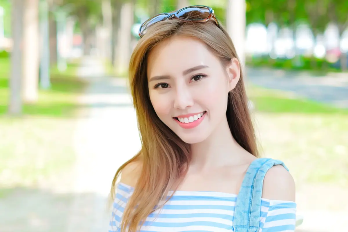 bahagia tersenyum santai
