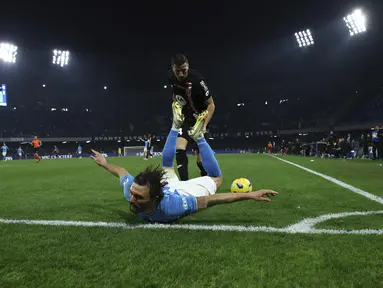 Bek Napoli Mario Rui berebut bola dengan penyerang Monza Patrick Ciurria pada pekan ke-18 Liga Italia di Stadion Diego Armando Maradona, Sabtu (30/12/2023) dinihari WIB. (Alessandro Garofolo/LaPresse via AP)