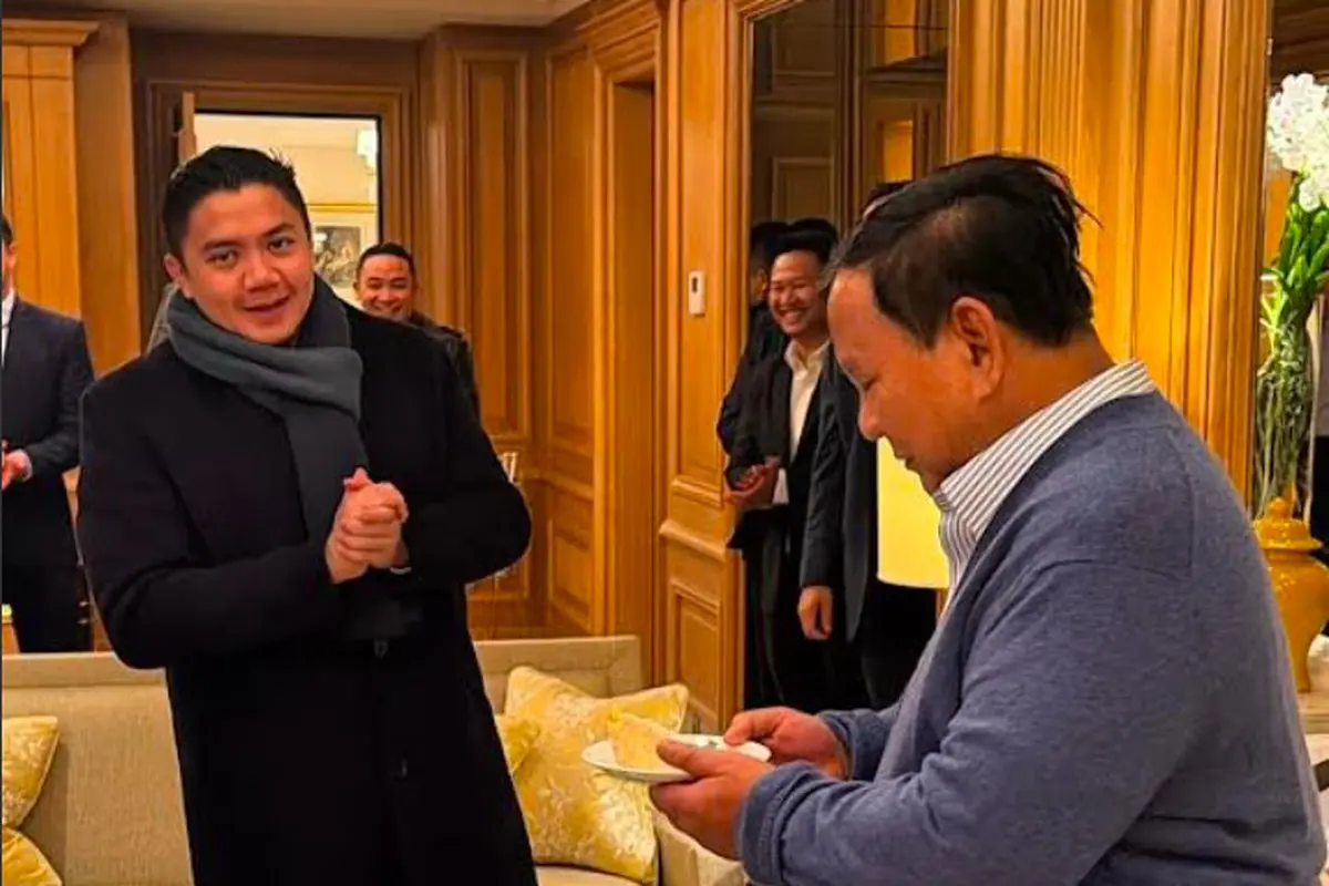 Momen Presiden Prabowo memberikan kejutan Ulang Tahun ke-37 Seskab Teddy Indra Wijaya saat kunjungan kerja di Paris Prancis. (Istimewa)