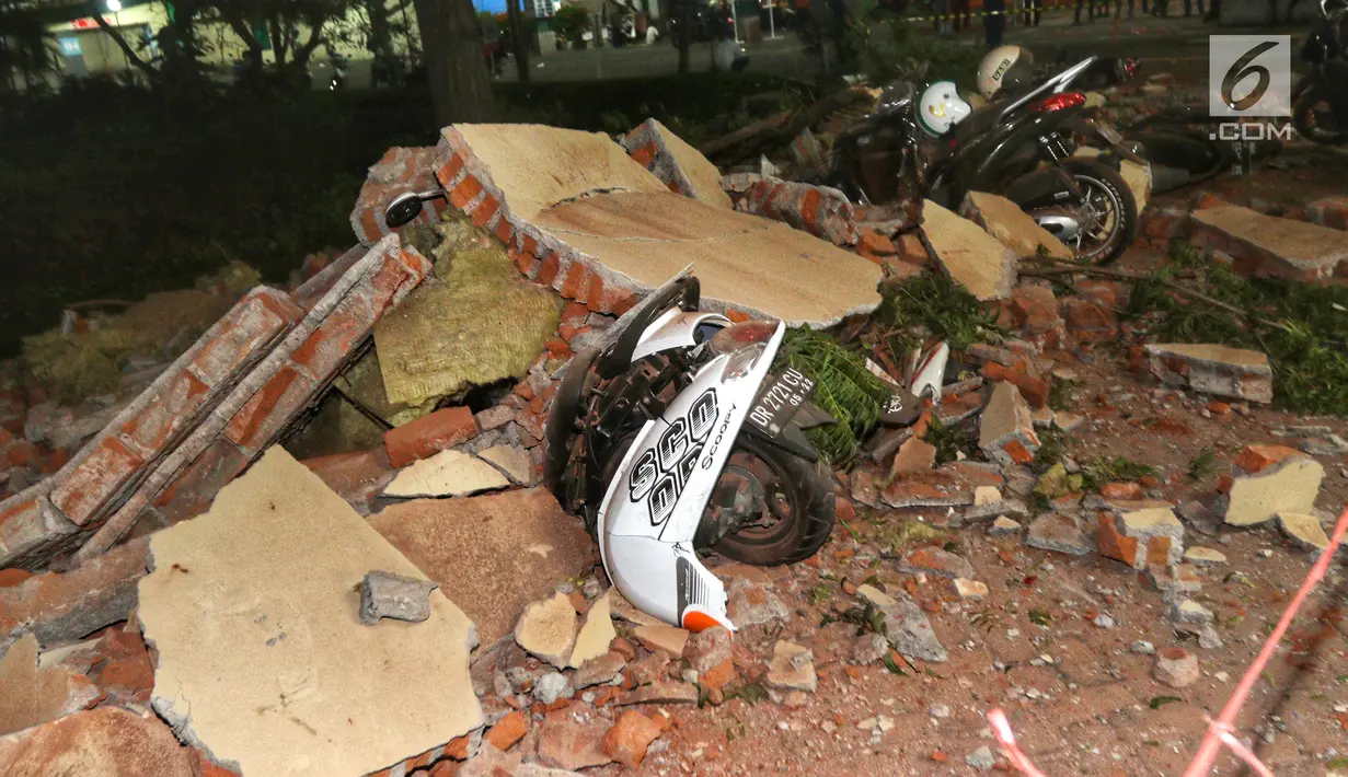 Kendaraan bermotor tertimbun reruntuhan bangunan parkir bertingkat akibat gempa di Mal Galeria, Ngurah Rai, Bali, Minggu malam (5/8). Gempa memiliki kedalaman 15 km di Lombok Utara, NTB mengakibatkan bangunan parkir rusak. (Liputan6.com/Johan Tallo)