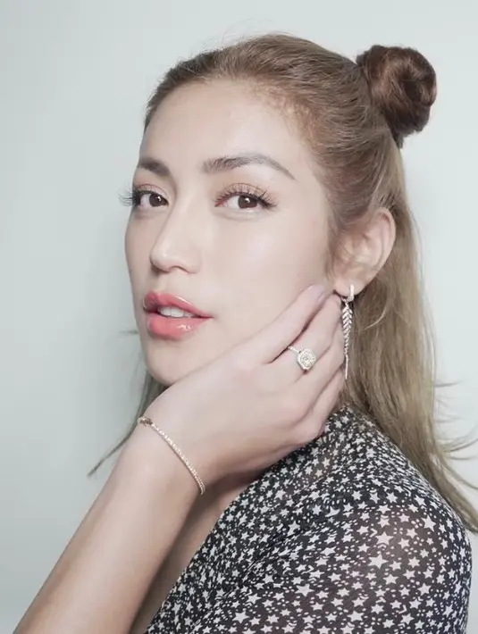 "Graves disease hyperthyroid autoimune. Penyakit ini menguras emosi, terkadang membuat diri ini merasa tak berguna dan merasa sendirian, Jantung Berdebar, perut sakit, lemas" tulis Jessica Iskandar. (Instagram/inijedar)