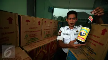 Petugas menunjukkan barang bukti jamu kemasan botol di kantor BPOM Yogyakarta, Rabu (30/3/2016). BPOM Yogyakarta berhasil mengamankan 1.800 kardus jamu tradisional tanpa izin edar. (Foto: Boy Harjanto)