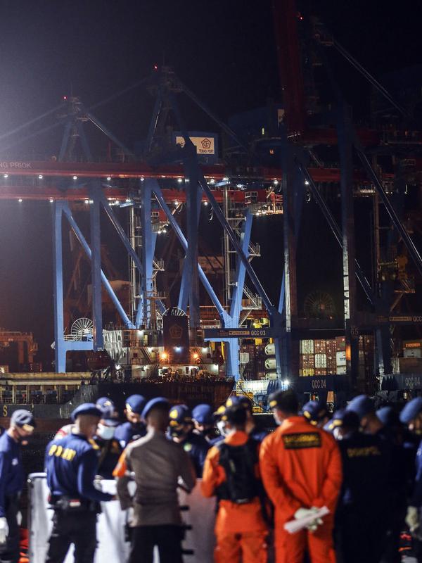 Aktivitas bongkar muat kontainer di Jakarta International Container Terminal 3, Jakarta, Selasa (12/1/2021). (Liputan6.com/Johan Tallo)